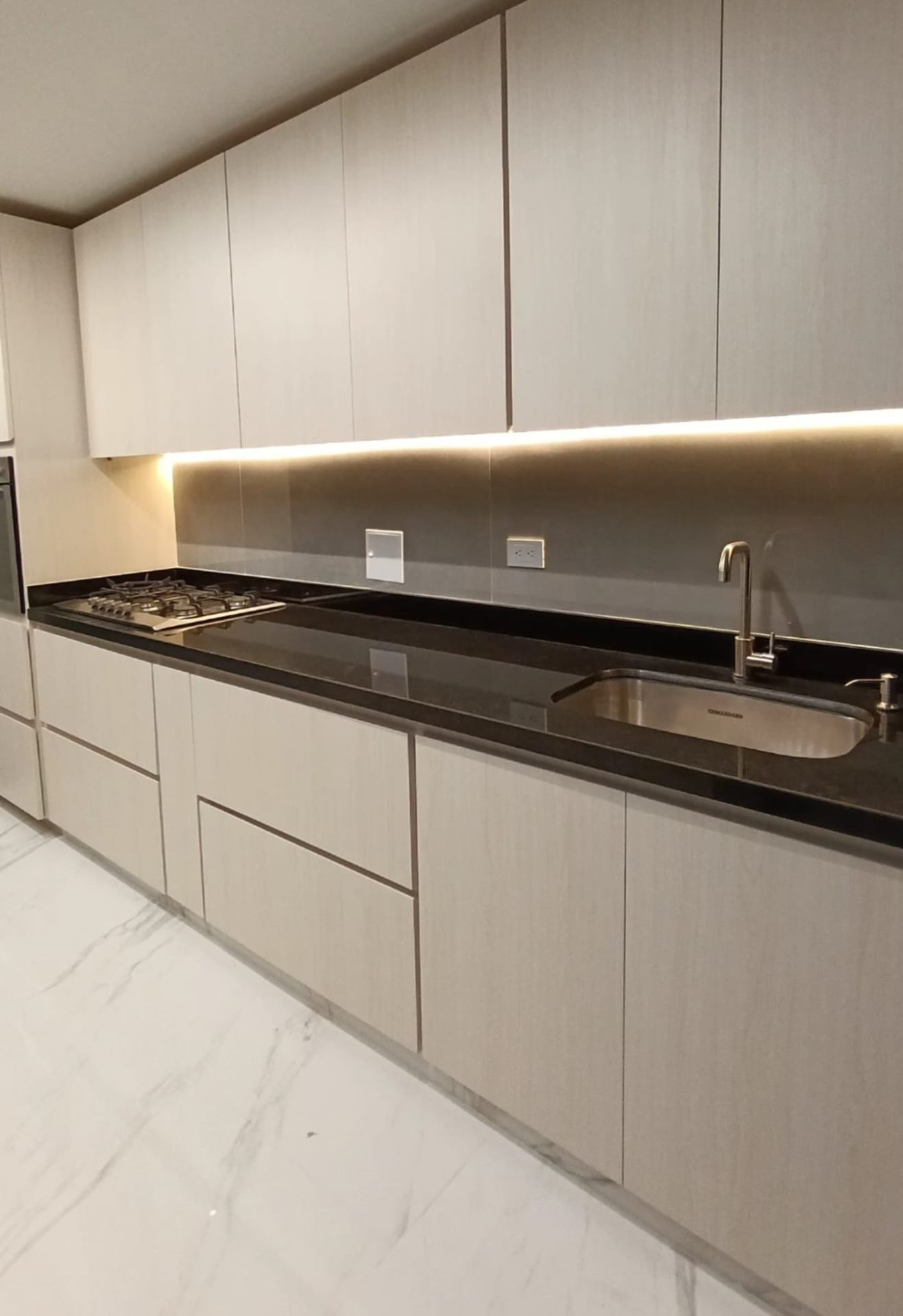 Cocina moderna con encimera negra e iluminación LED