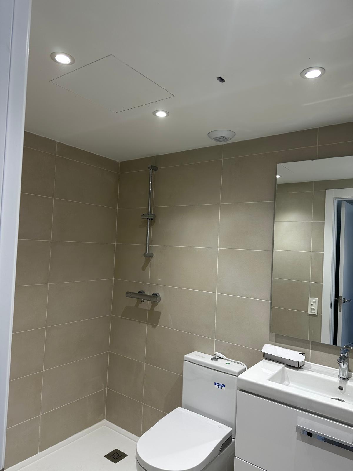 Reforma baño beige con plato de ducha